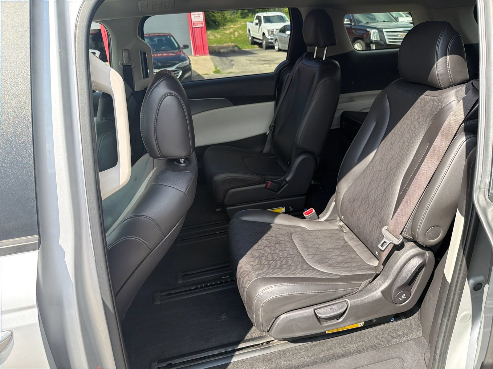 Used 2023 Kia Carnival LX FWD image 26