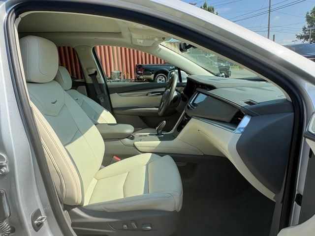 Used 2017 Cadillac XT5 Luxury w/ Driver Awareness Package FWD image 16