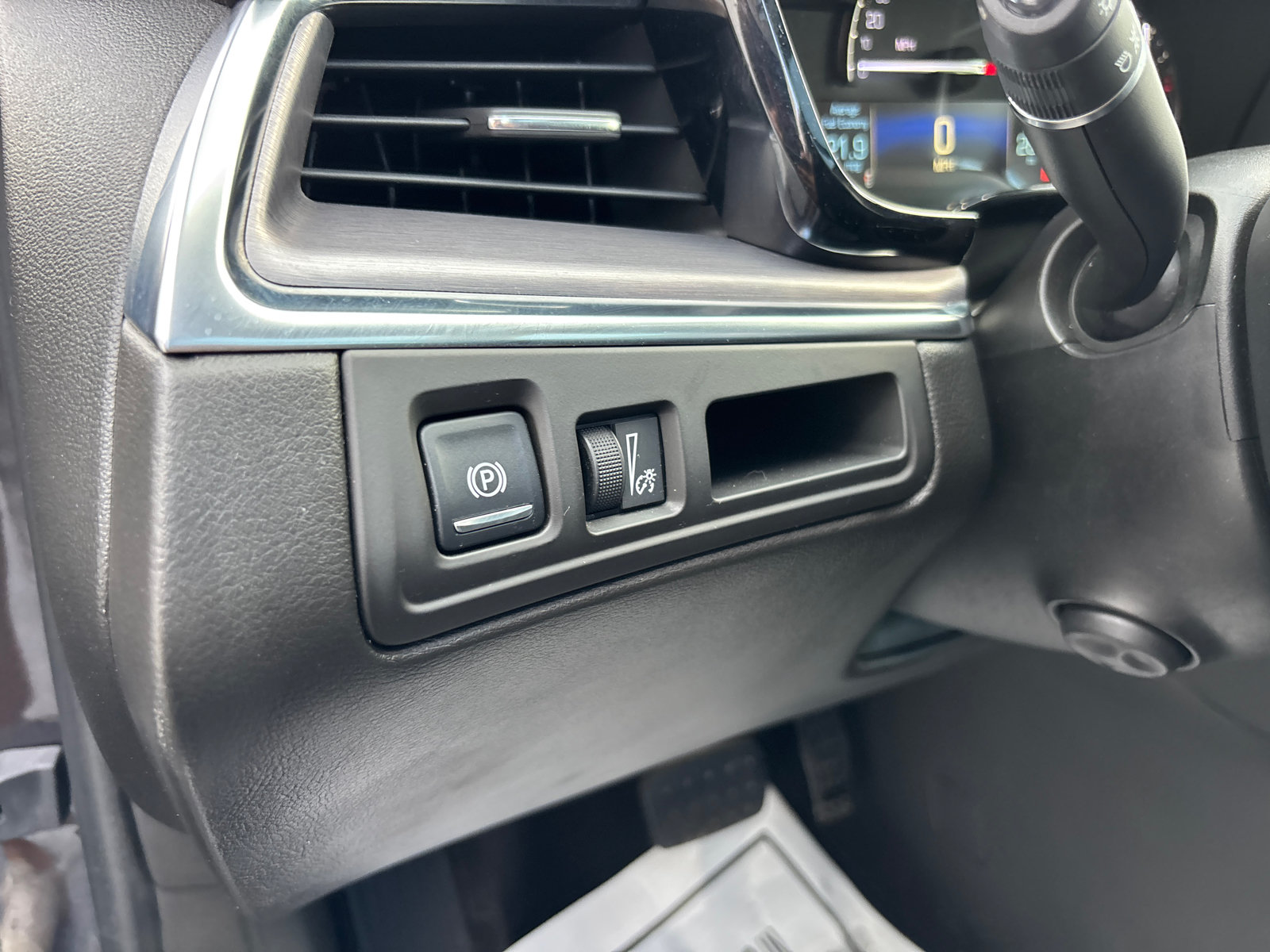 Used 2018 Cadillac XT5 Luxury w/ Driver Awareness Package FWD image 14