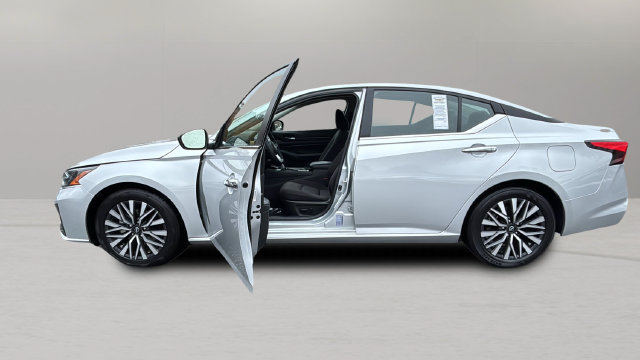 Used 2024 Nissan Altima 2.5 SV FWD image 13