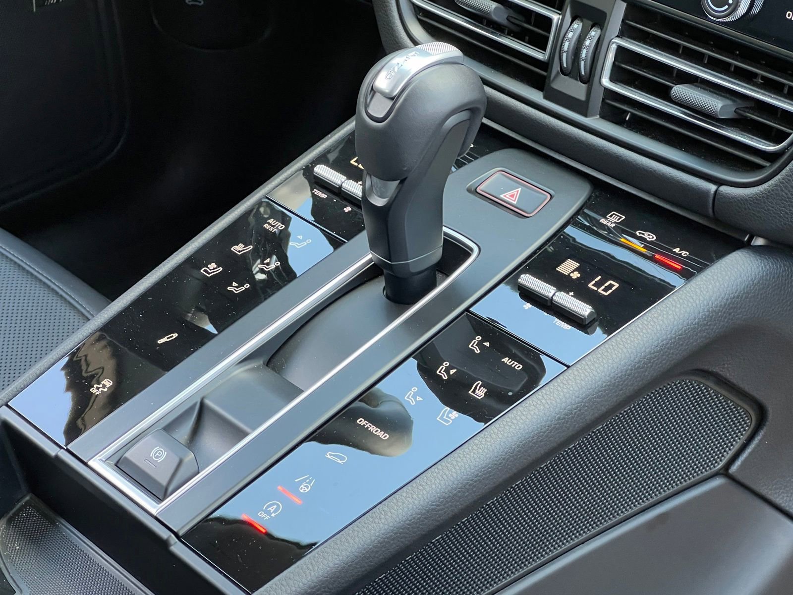 Certified 2025 Porsche Macan AWD/4WD image 40