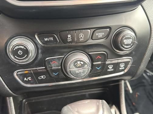 Used 2019 Jeep Cherokee Limited AWD/4WD image 16
