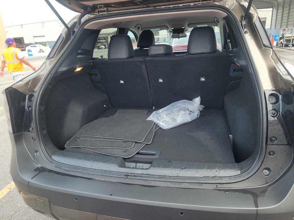 Used 2026 Nissan Kicks SR FWD image 8