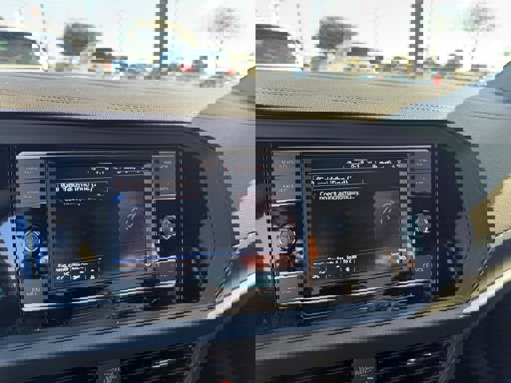 Used 2024 Volkswagen Jetta SE image 2