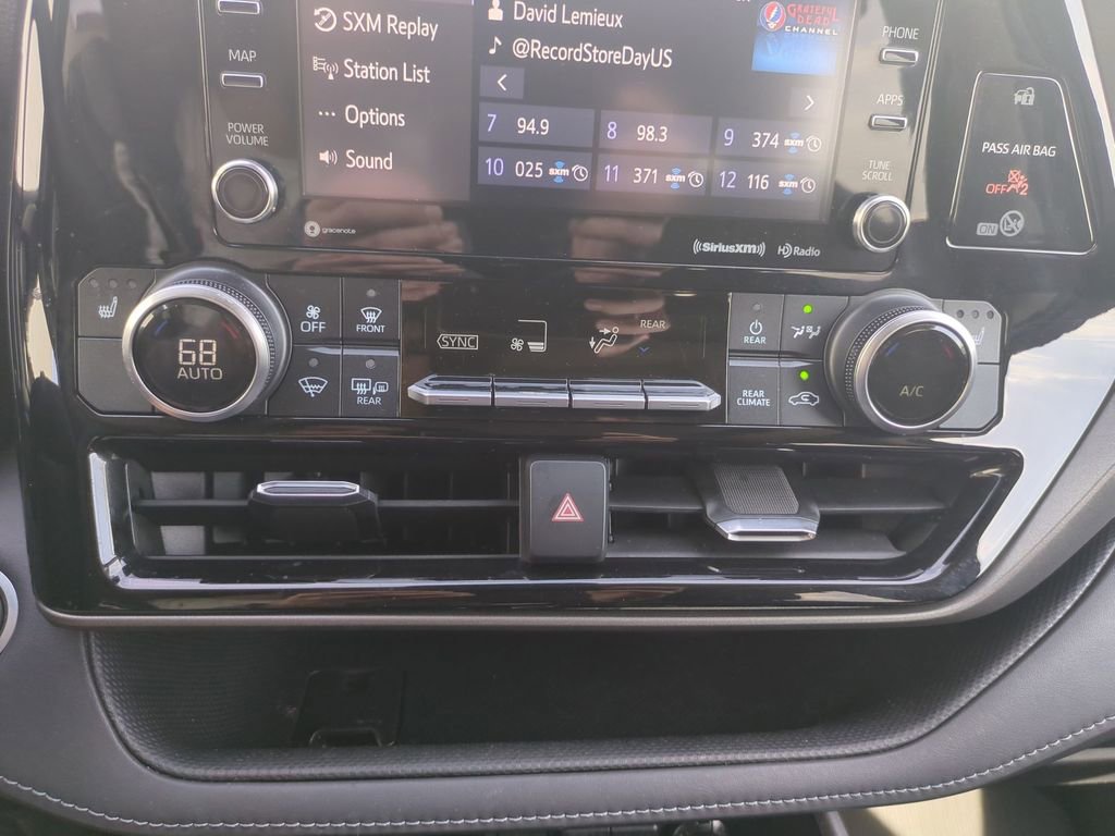 Used 2020 Toyota Highlander XLE image 25