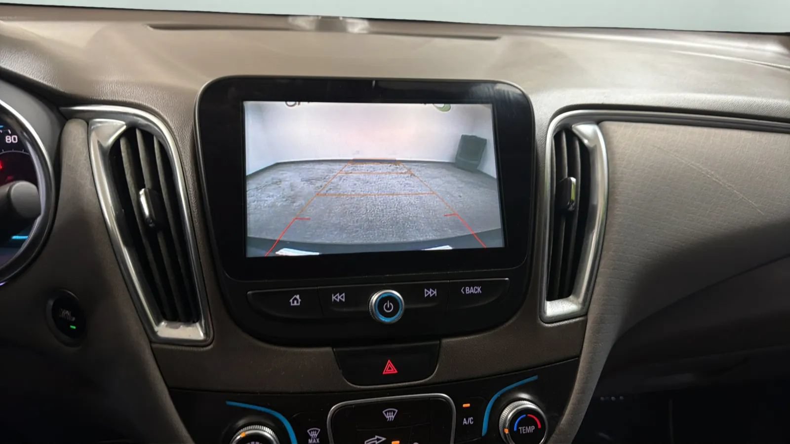 Used 2018 Chevrolet Malibu LT FWD image 14