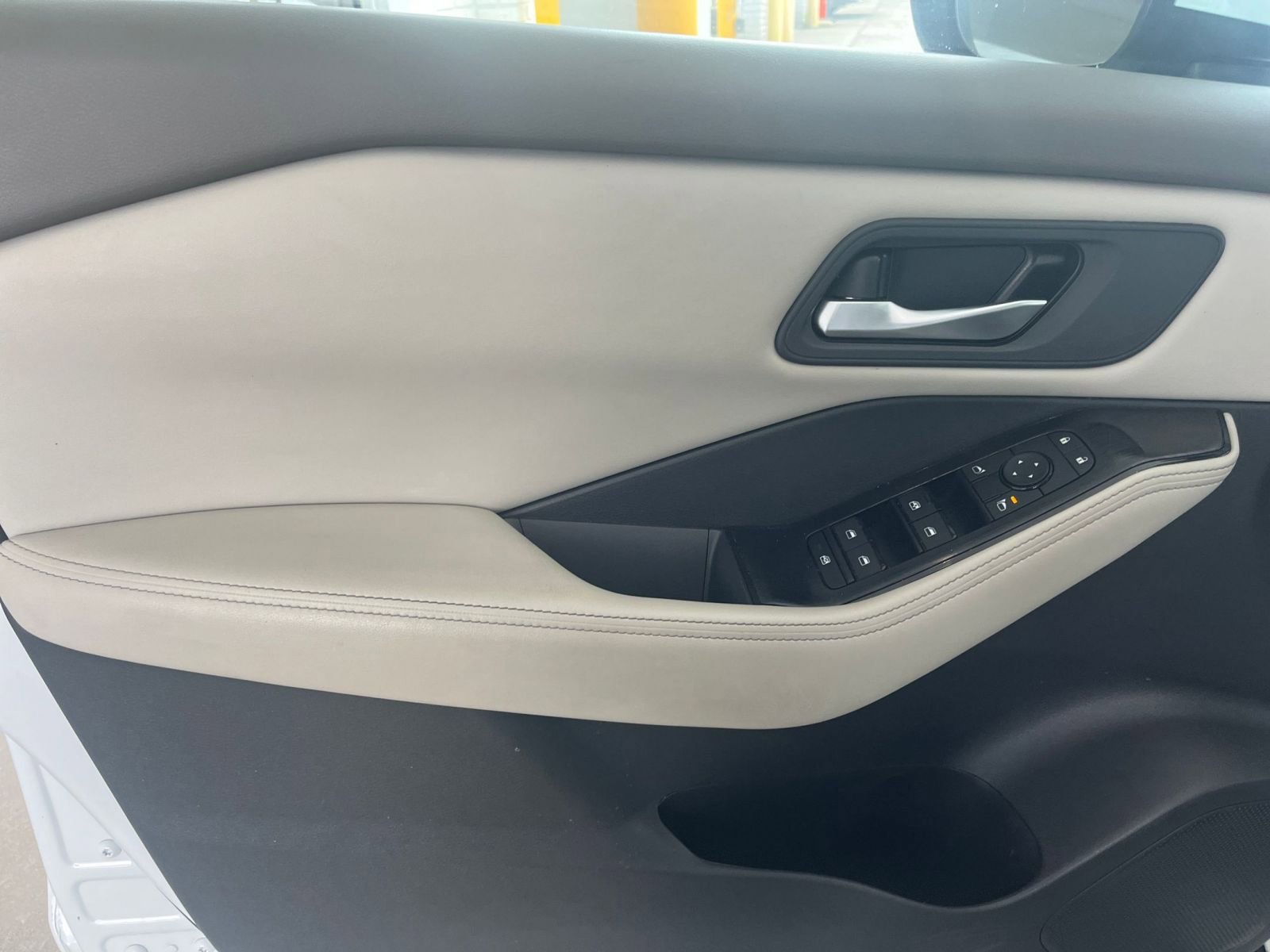 Used 2025 Nissan Rogue SV FWD image 18
