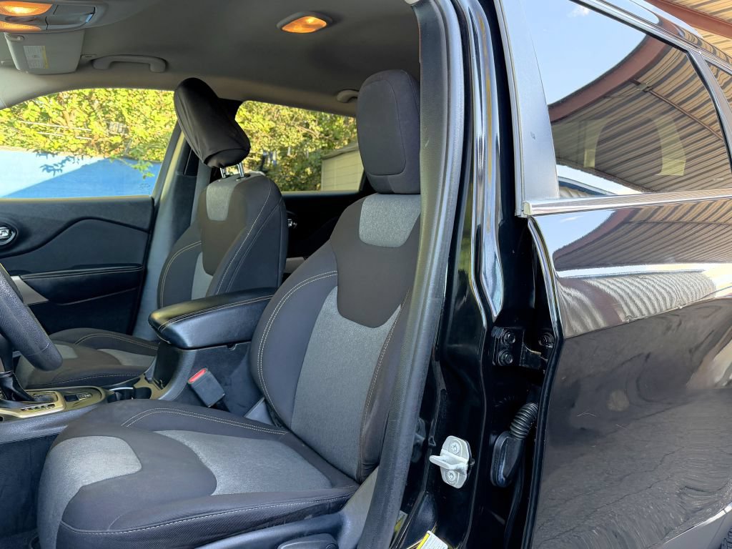 Used 2018 Jeep Cherokee Latitude FWD image 10