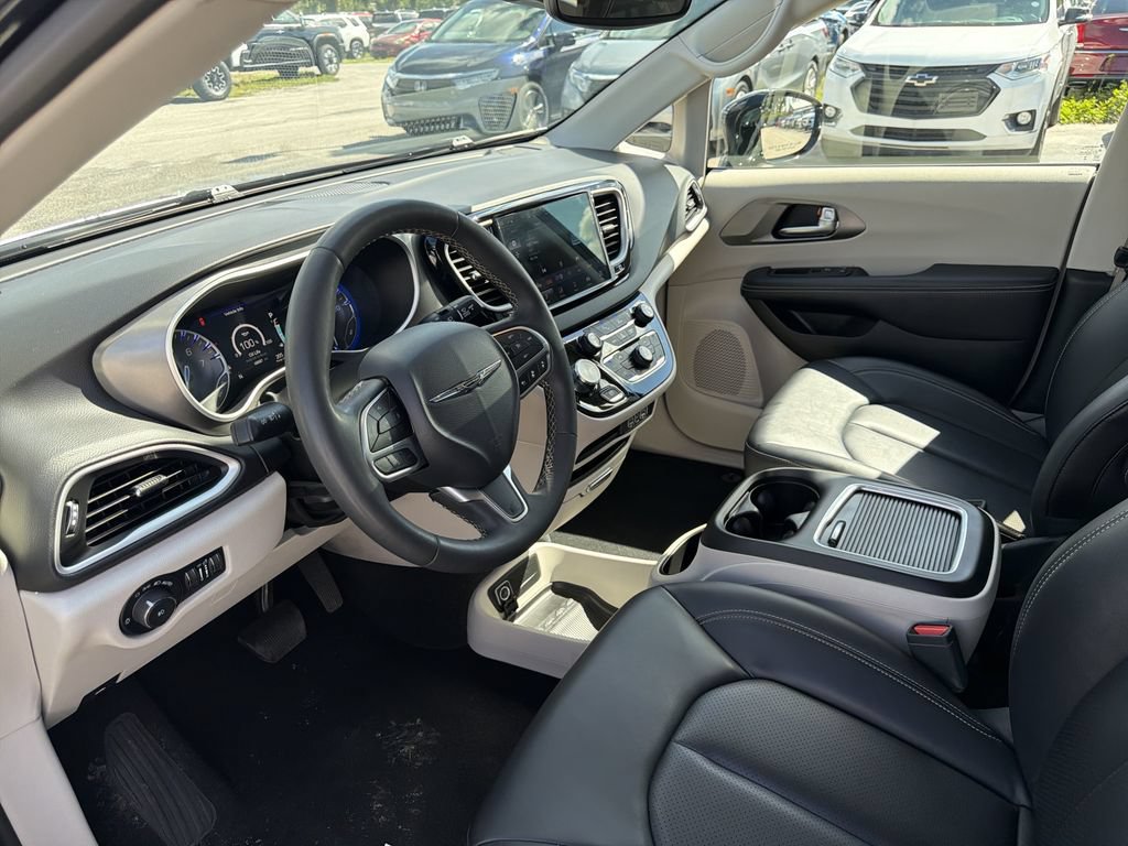 Used 2024 Chrysler Pacifica Touring-L FWD image 19