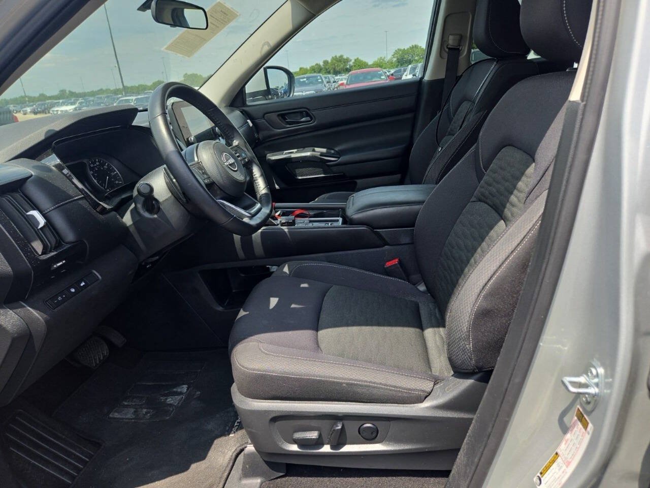 Used 2025 Nissan Pathfinder SV FWD image 4