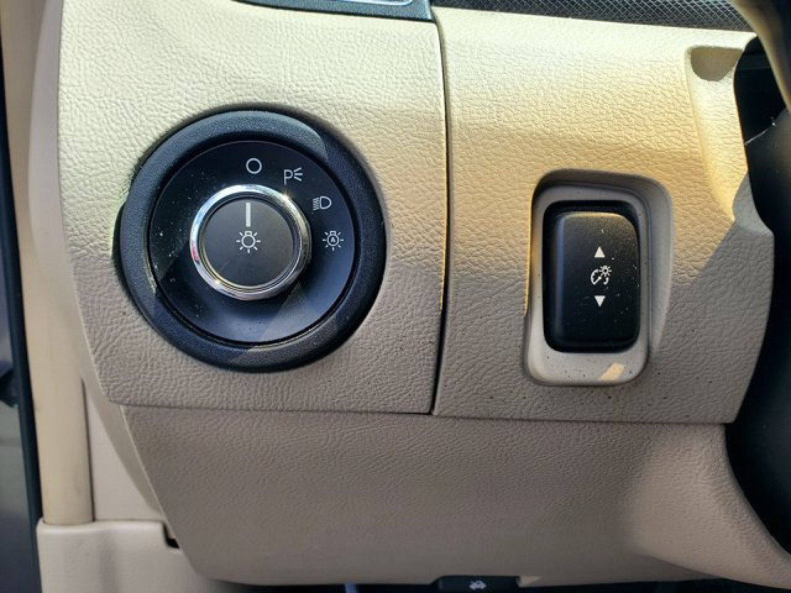Used 2014 Ford Taurus SE FWD image 15