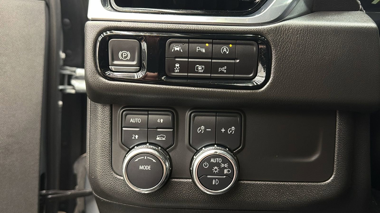 Used 2025 GMC Yukon XL Denali w/ Sun & Power Step Package image 28