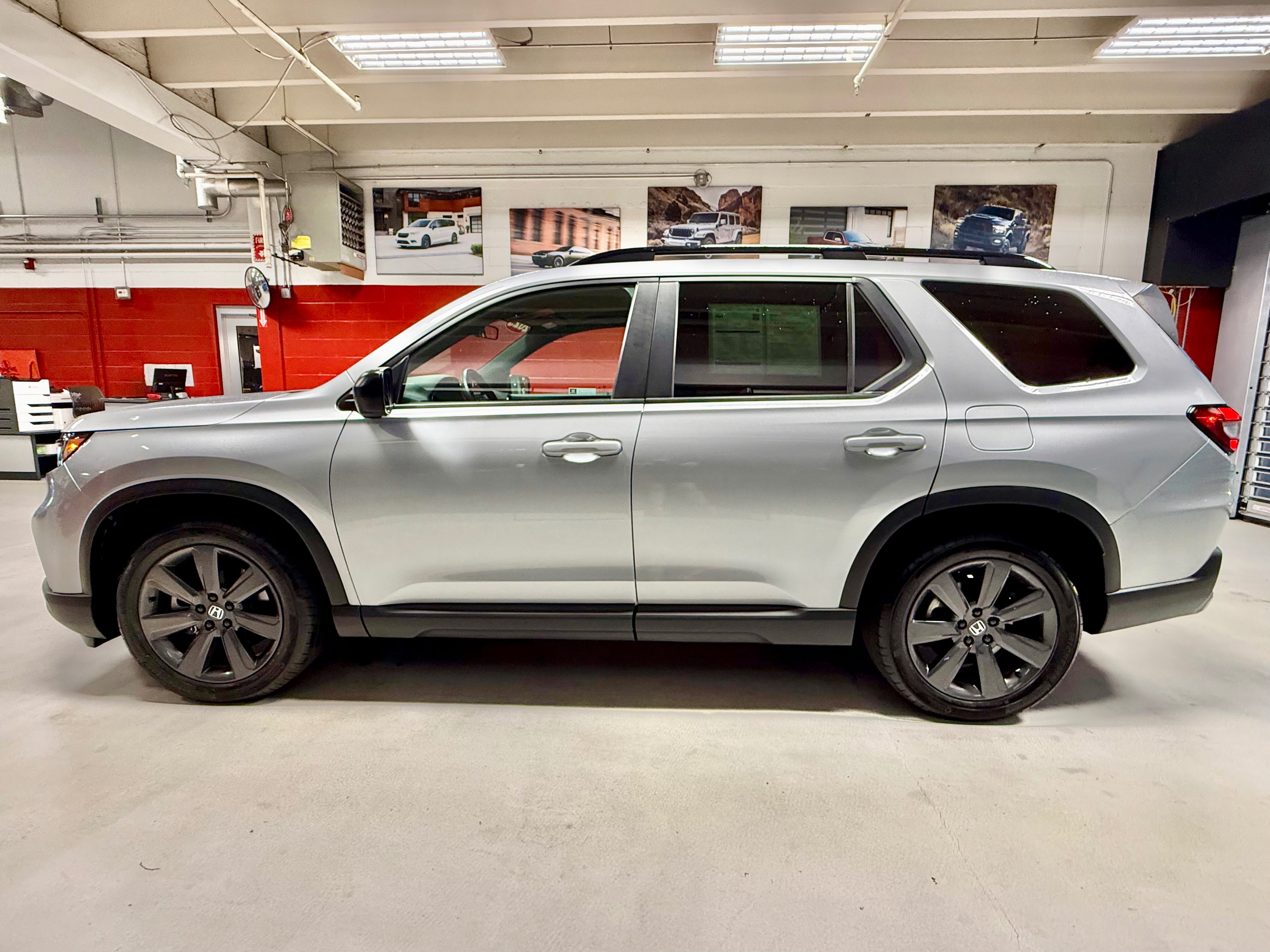 Used 2023 Honda Pilot Sport image 2