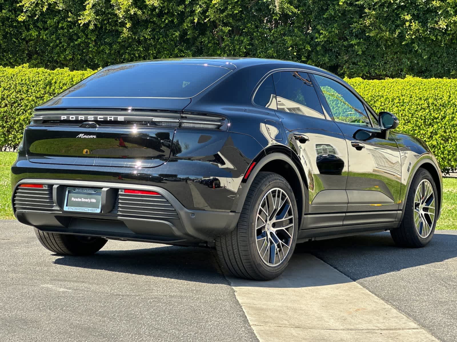 New 2026 Porsche Macan Electric RWD image 8