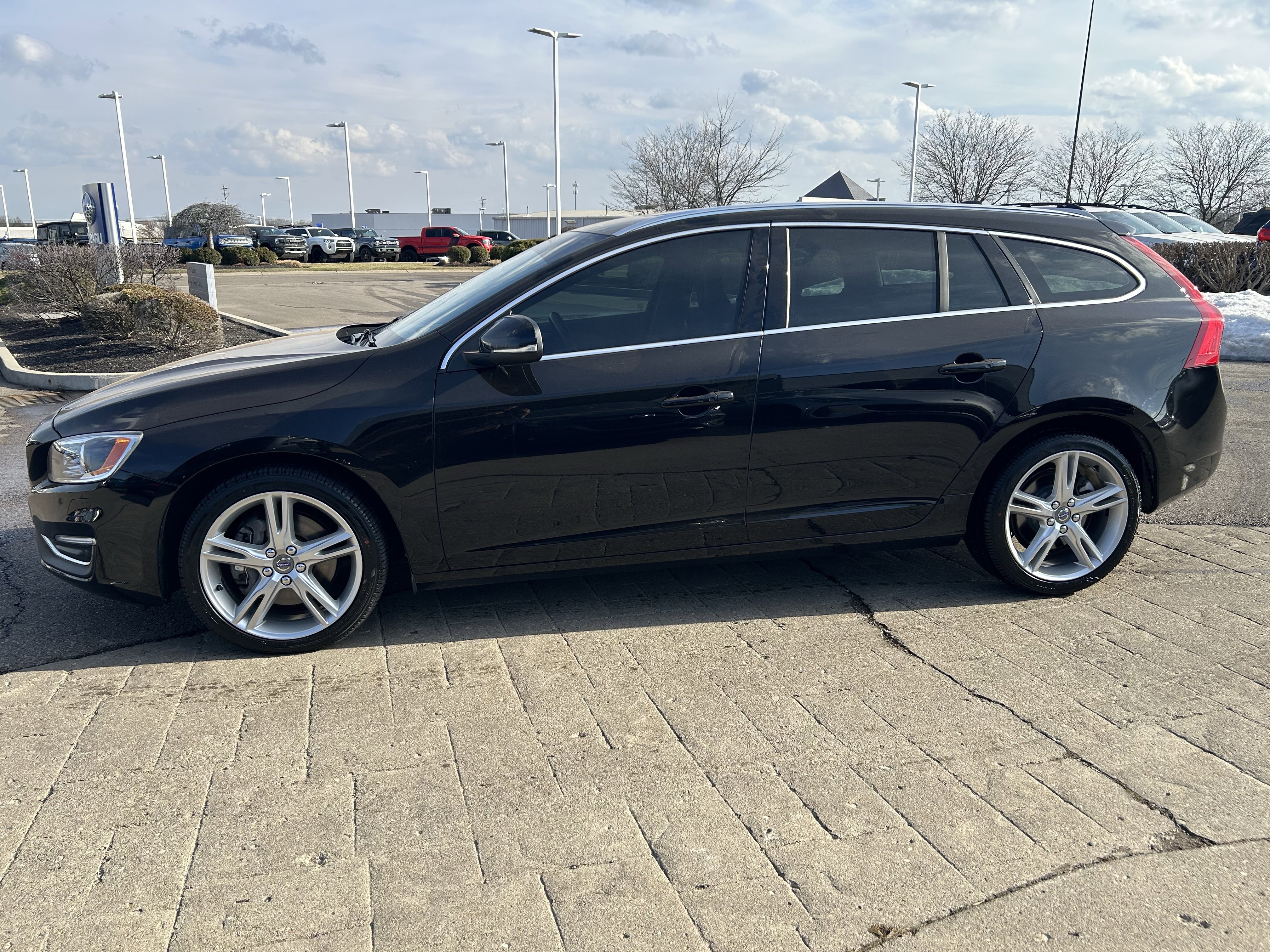 Used 2017 Volvo V60 T5 Platinum w/ Climate Package image 4