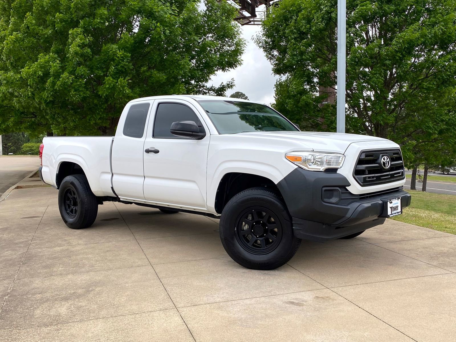 Used 2017 Toyota Tacoma SR image 1