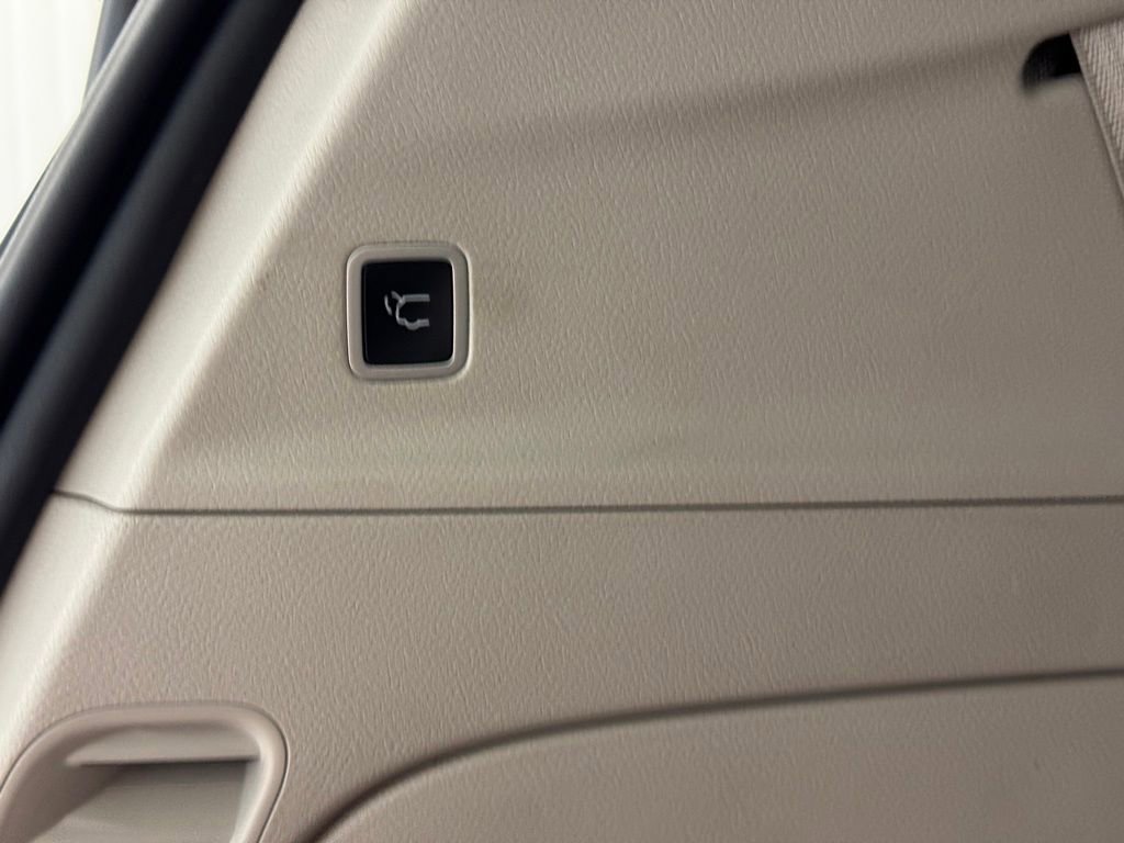 Used 2023 Chrysler Voyager LX FWD image 22