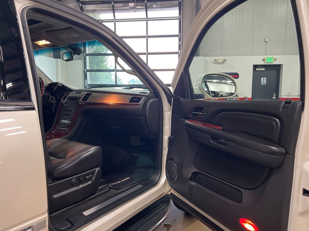 Used 2007 Cadillac Escalade AWD w/ Climate Package image 91