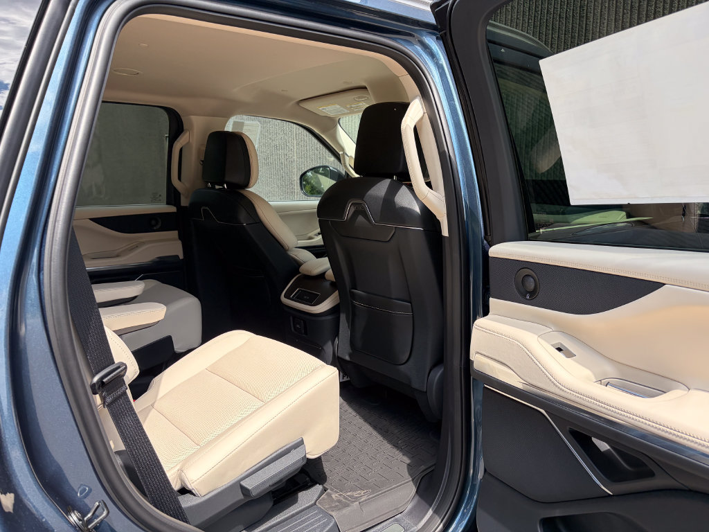 New 2027 Lincoln Navigator Premiere AWD/4WD image 27
