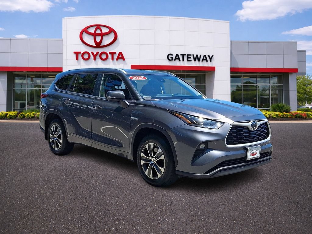Used 2023 Toyota Highlander XLE AWD/4WD image 3