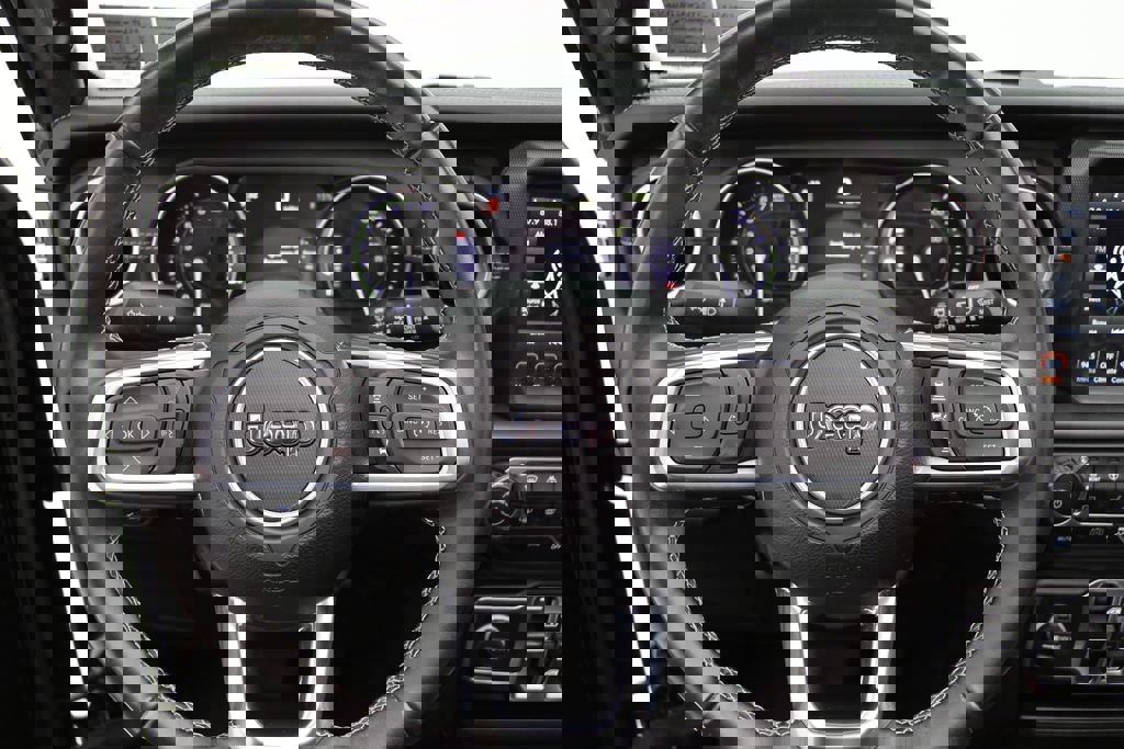 Used 2022 Jeep Wrangler Unlimited Sahara w/ Cold Weather Group image 18