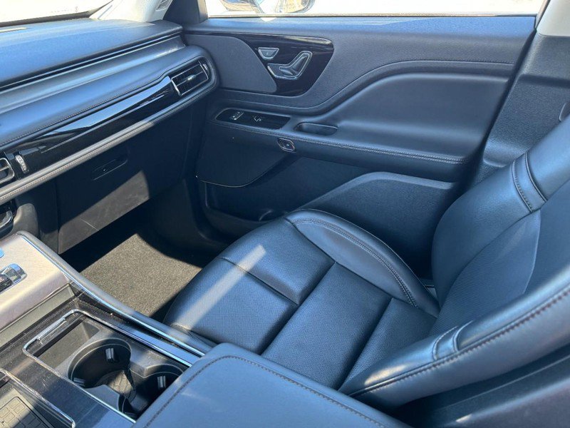 Certified 2025 Lincoln Aviator AWD image 11