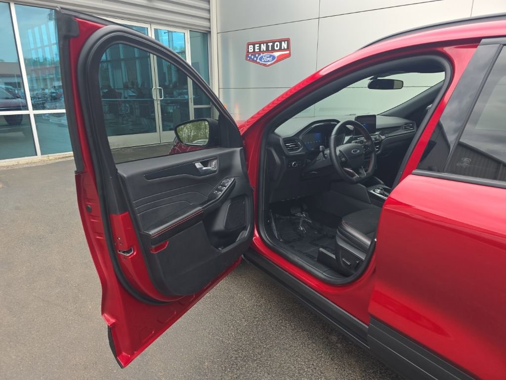 Used 2025 Ford Escape ST-Line w/ Equipment Group 301A image 11