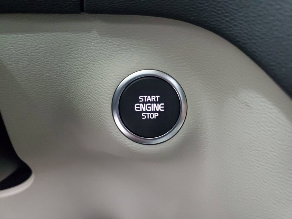 New 2025 Volvo XC40 B5 Plus AWD/4WD image 32