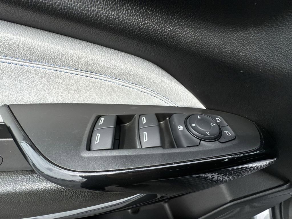 Used 2025 Chevrolet Trax LT w/ LT Convenience Package image 13