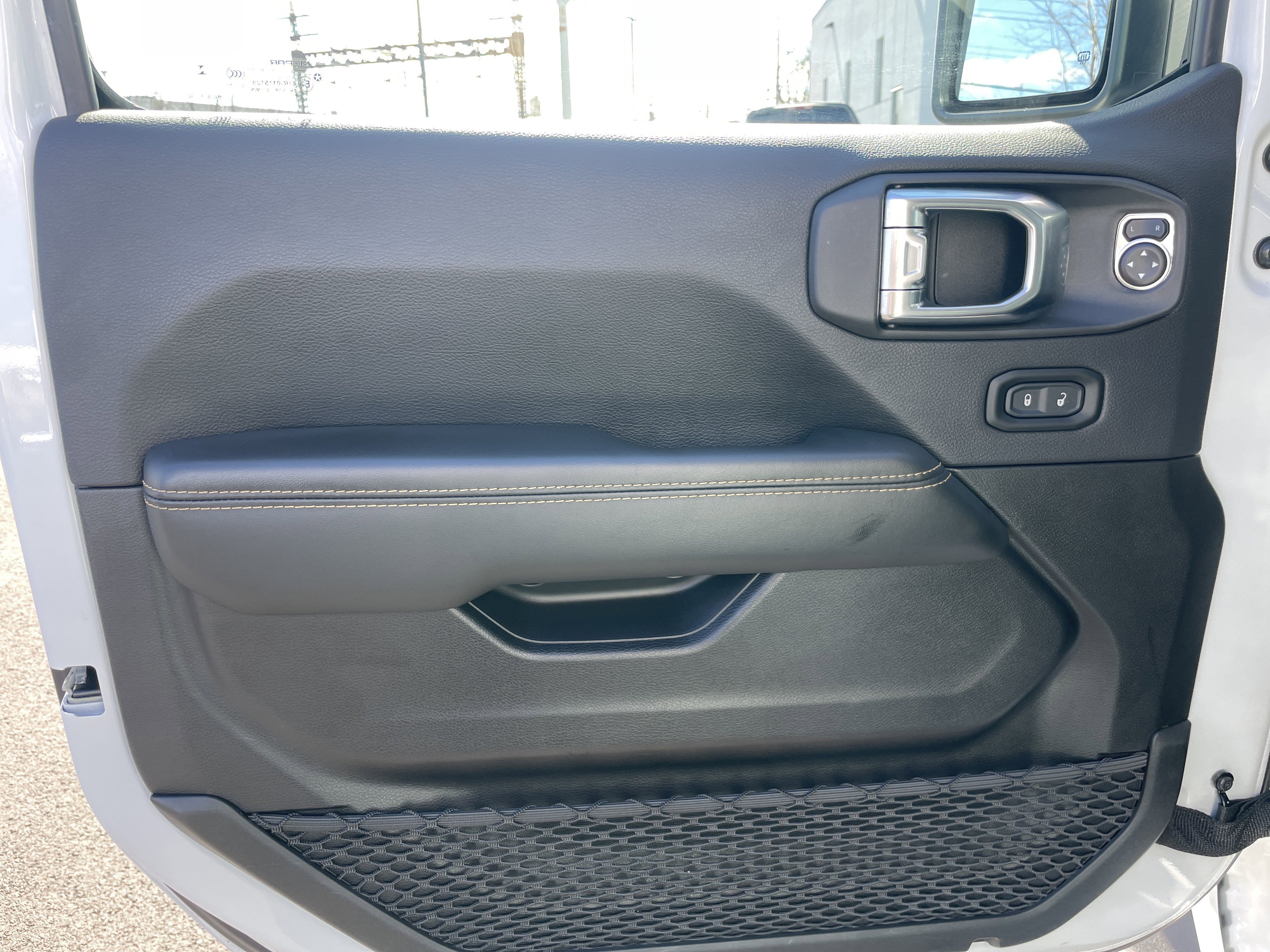 Used 2025 Jeep Wrangler Sahara image 31