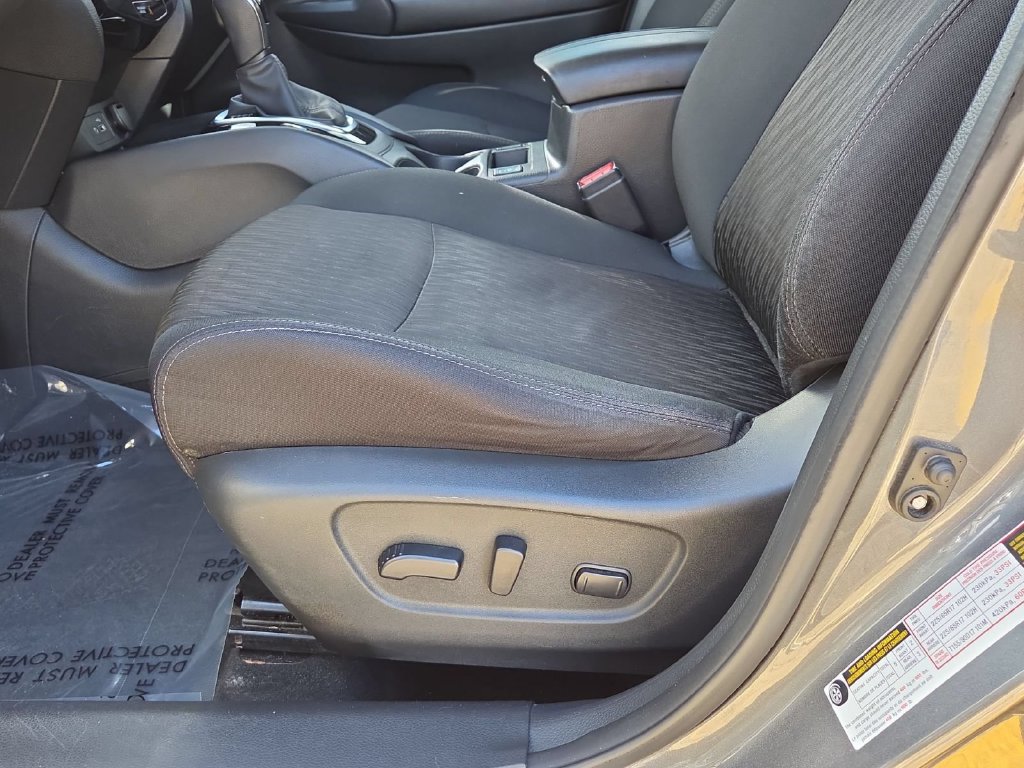 Used 2018 Nissan Rogue SV AWD/4WD image 16