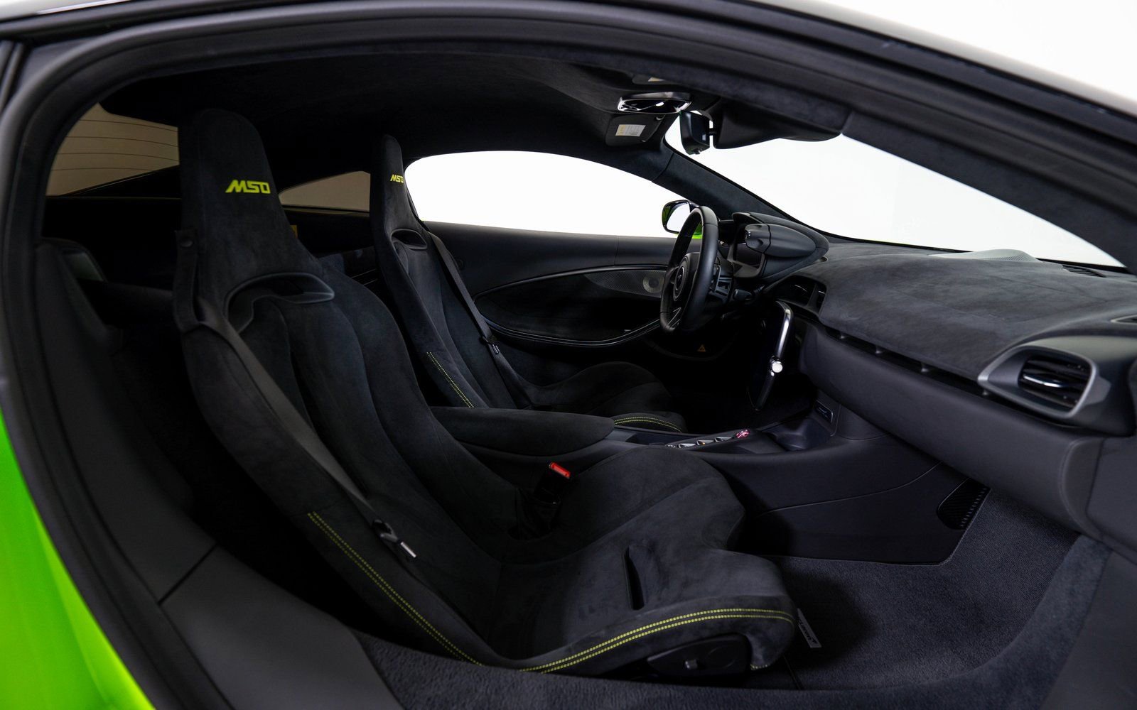 Used 2024 McLaren Artura RWD image 19
