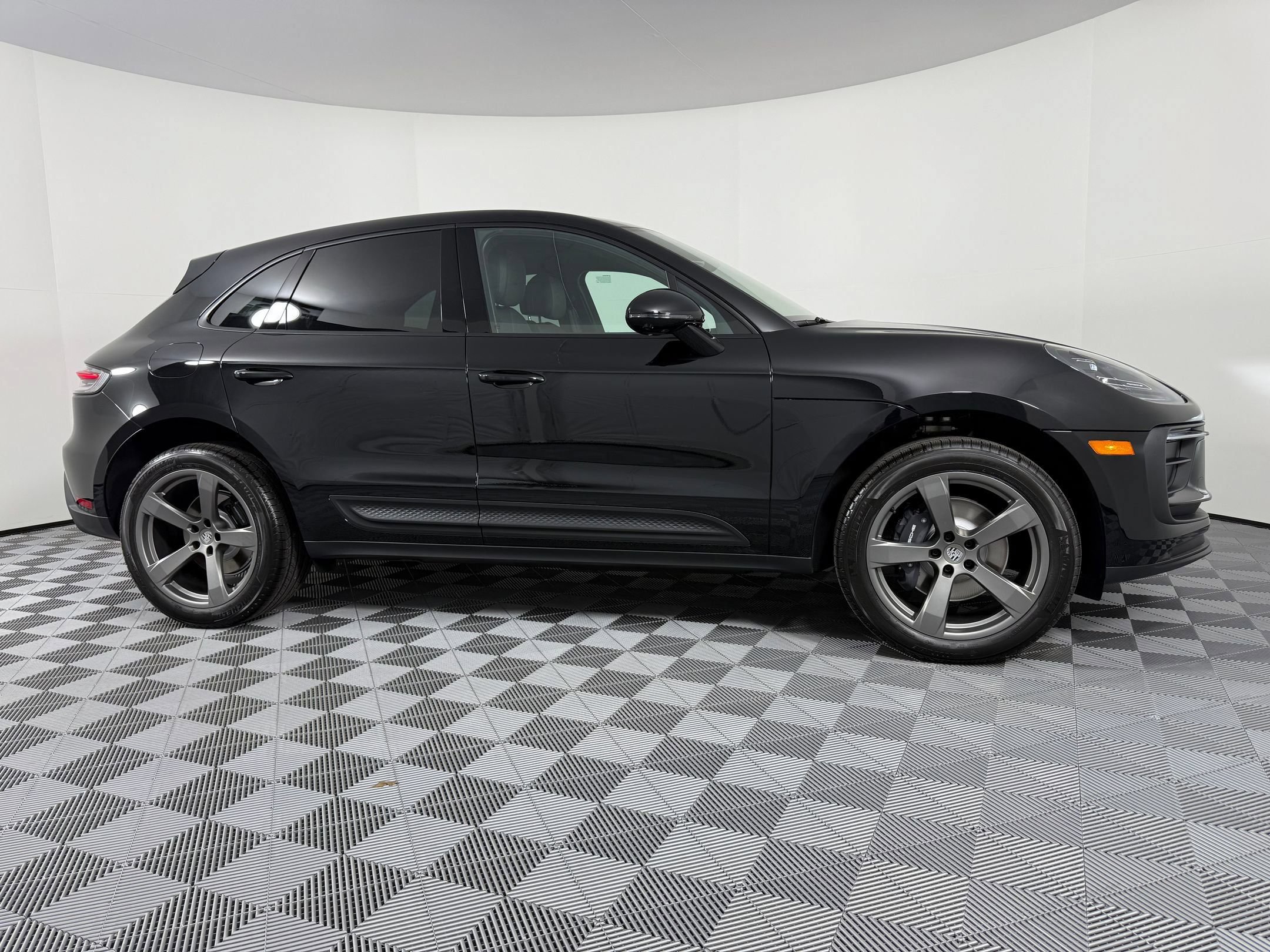 Certified 2026 Porsche Macan AWD/4WD image 8