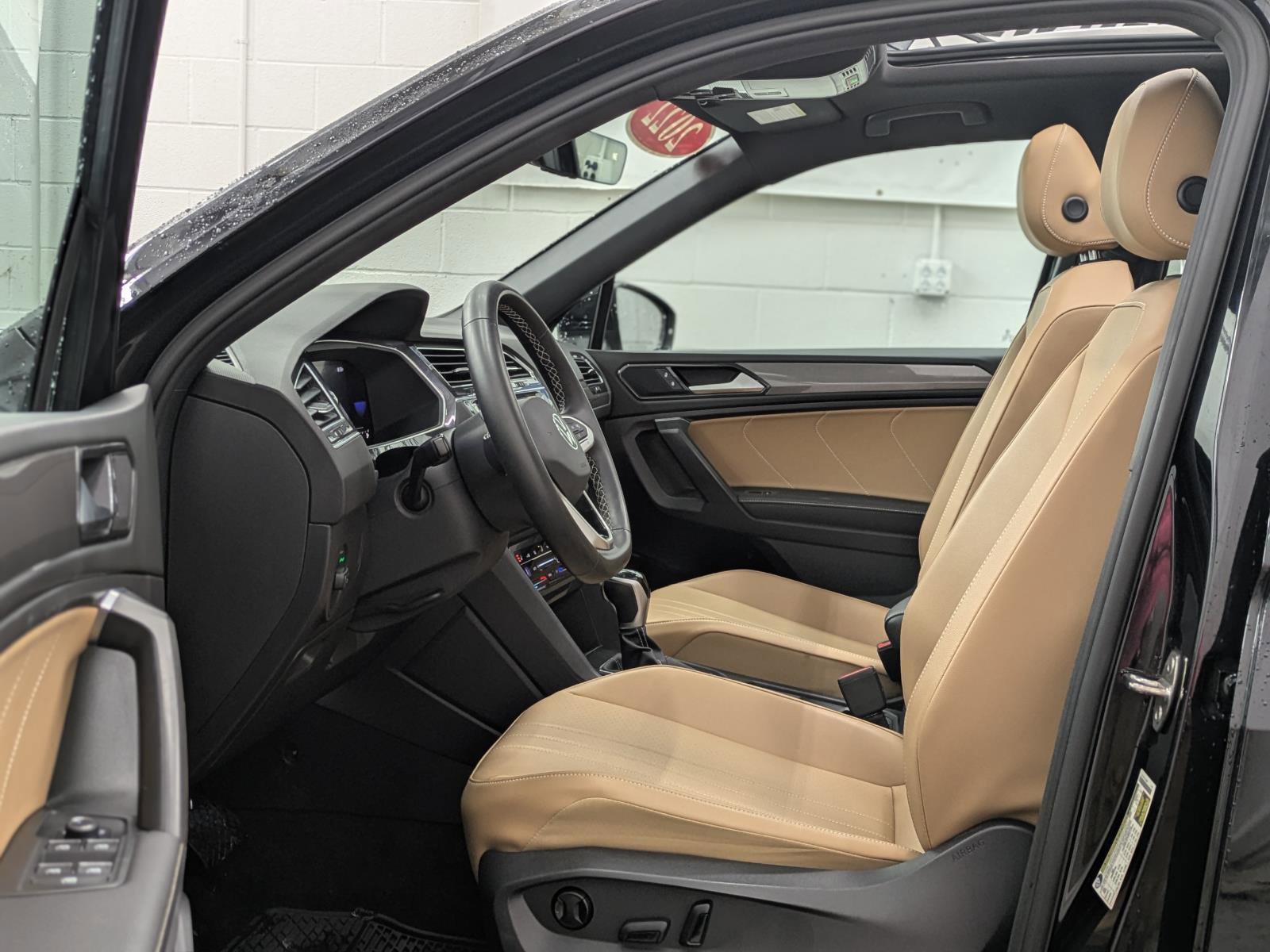 Used 2022 Volkswagen Tiguan SE image 3