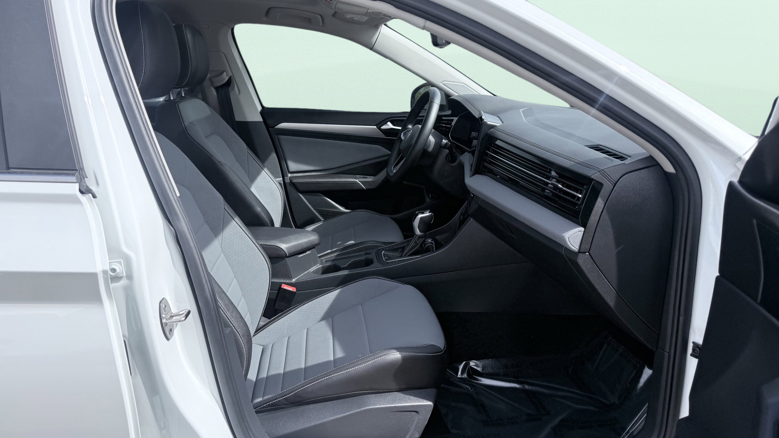 Used 2025 Volkswagen Jetta SE FWD image 41