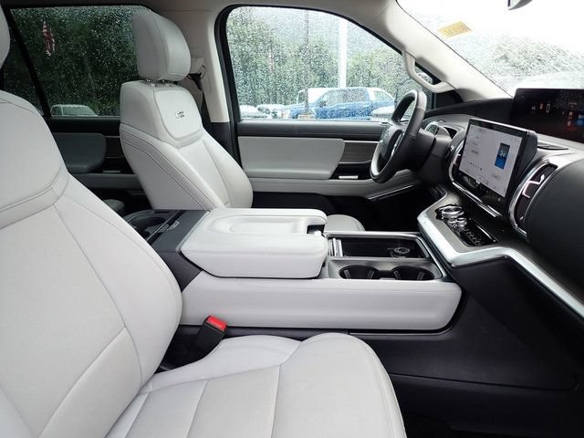 Used 2025 Ford Expedition Platinum w/ Driver's Package AWD/4WD image 10