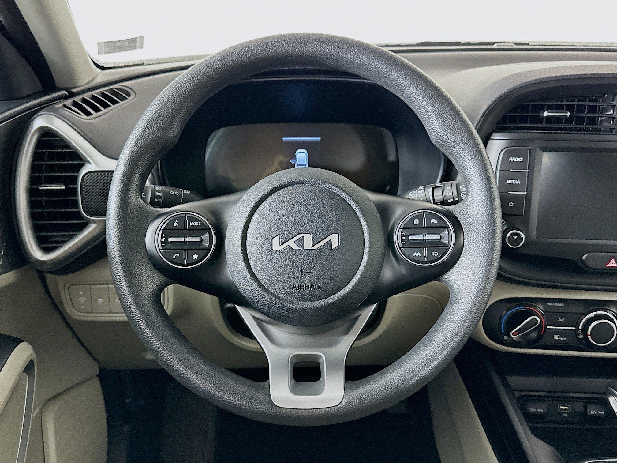 Used 2025 Kia Soul LX w/ LX Technology Package FWD image 18