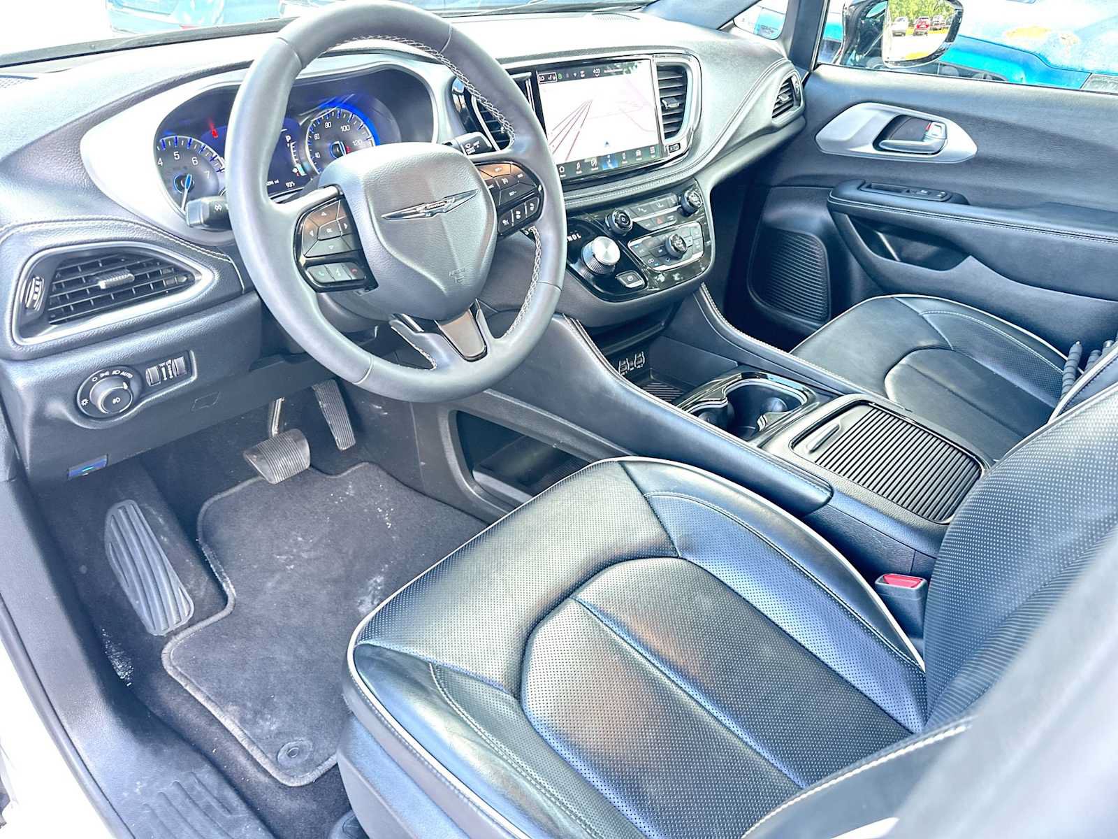 Used 2025 Chrysler Pacifica Limited FWD image 18