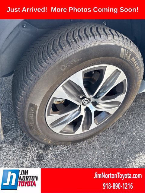 Used 2023 Toyota Highlander XLE AWD/4WD image 5