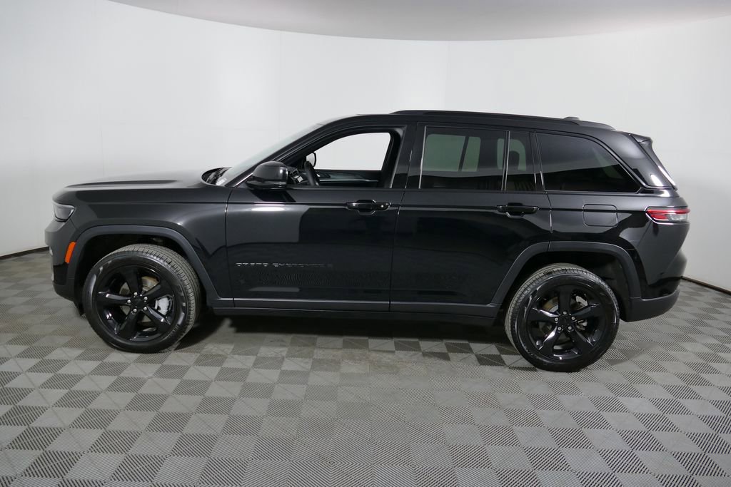 Used 2024 Jeep Grand Cherokee Limited w/ Black Appearance Package image 27