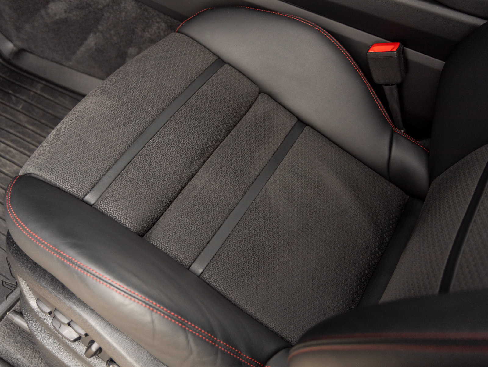 Certified 2025 Porsche Cayenne GTS AWD/4WD image 22