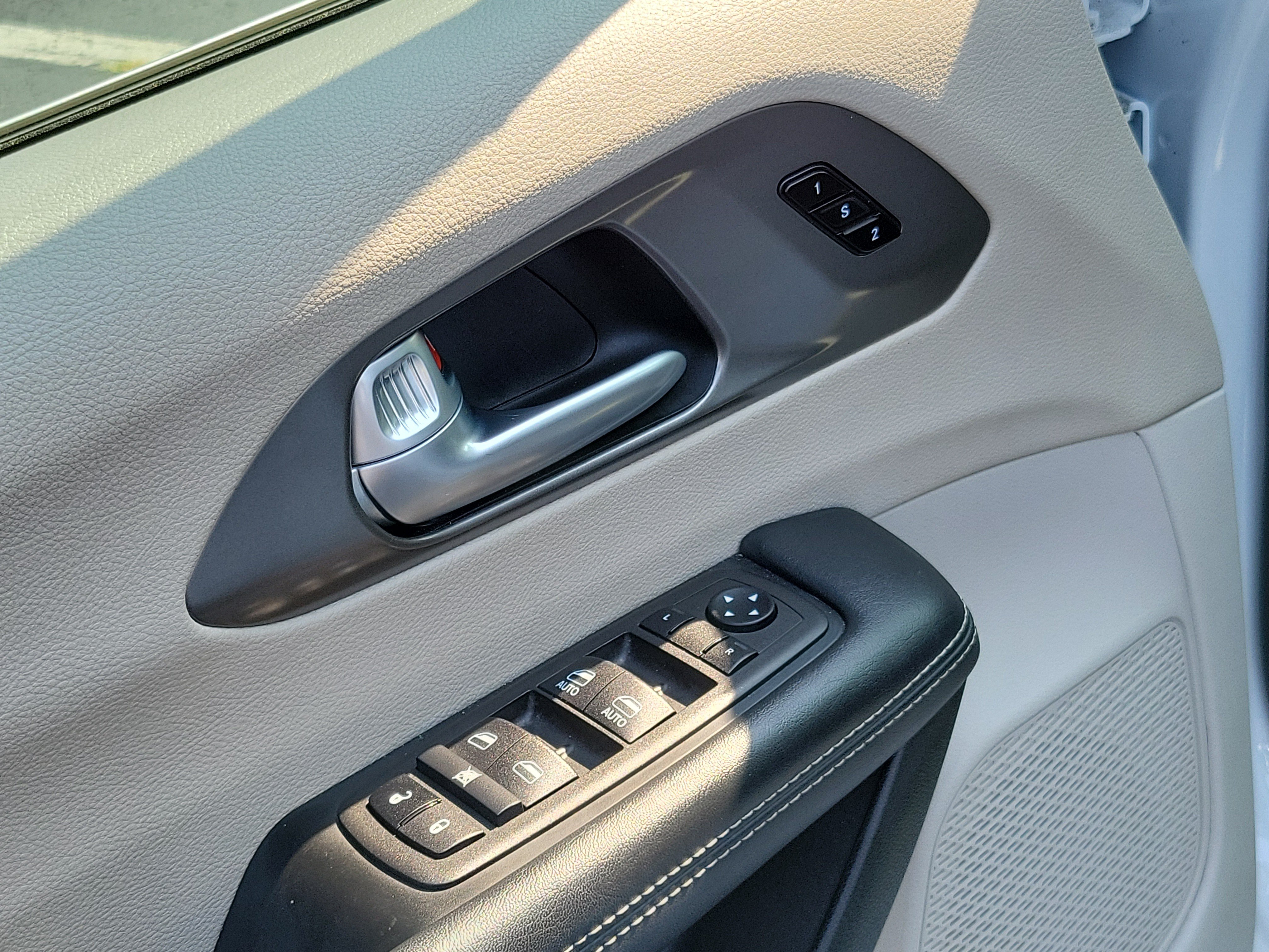 Used 2024 Chrysler Pacifica Touring-L FWD image 19