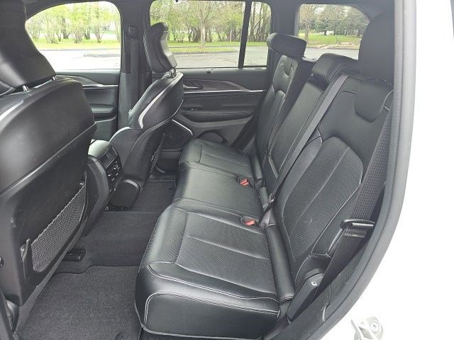 Used 2024 Jeep Grand Cherokee Overland w/ Luxury Tech Group IV AWD/4WD image 18
