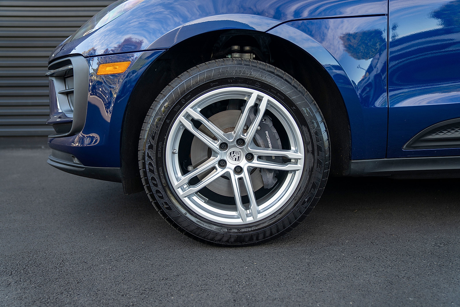 Certified 2025 Porsche Macan AWD/4WD image 24