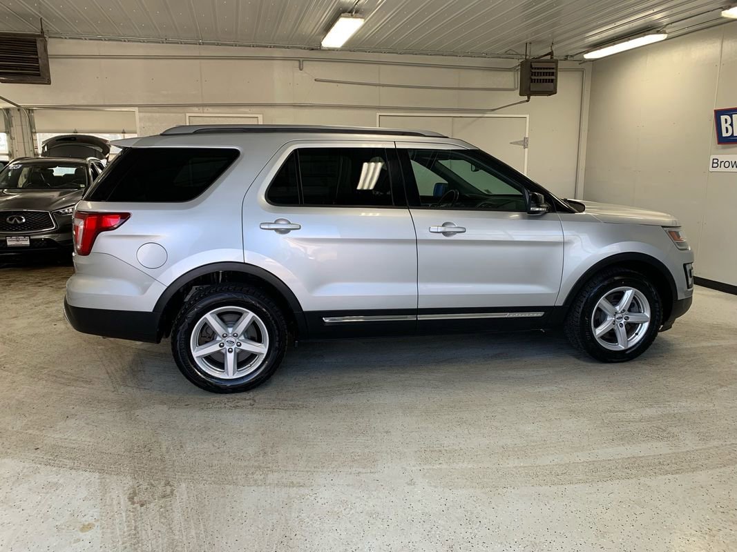 Used 2017 Ford Explorer XLT w/ Equipment Group 202A AWD/4WD image 9