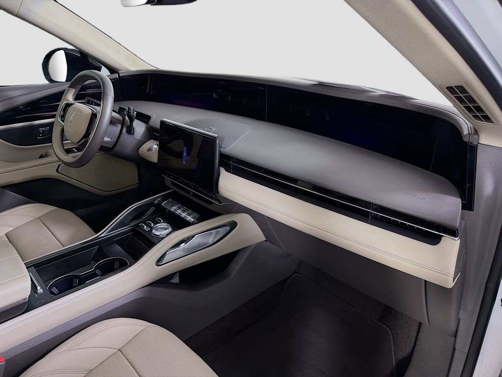 Used 2024 Lincoln Nautilus Premier image 31
