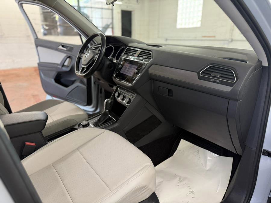 Used 2018 Volkswagen Tiguan SE w/ Panoramic Sunroof Package AWD/4WD image 30