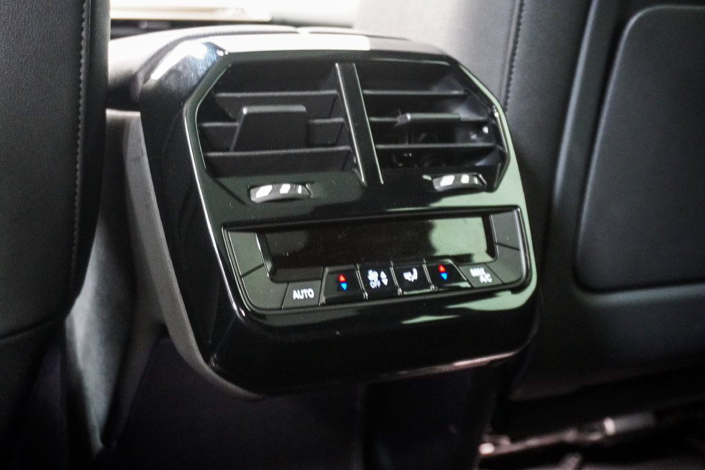 Used 2024 BMW iX xDrive50 w/ Sport Package AWD/4WD image 10