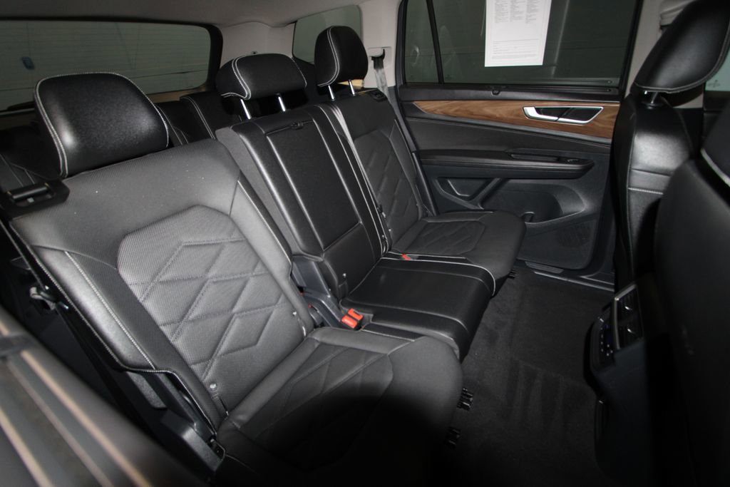 Used 2025 Volkswagen Atlas SE image 25