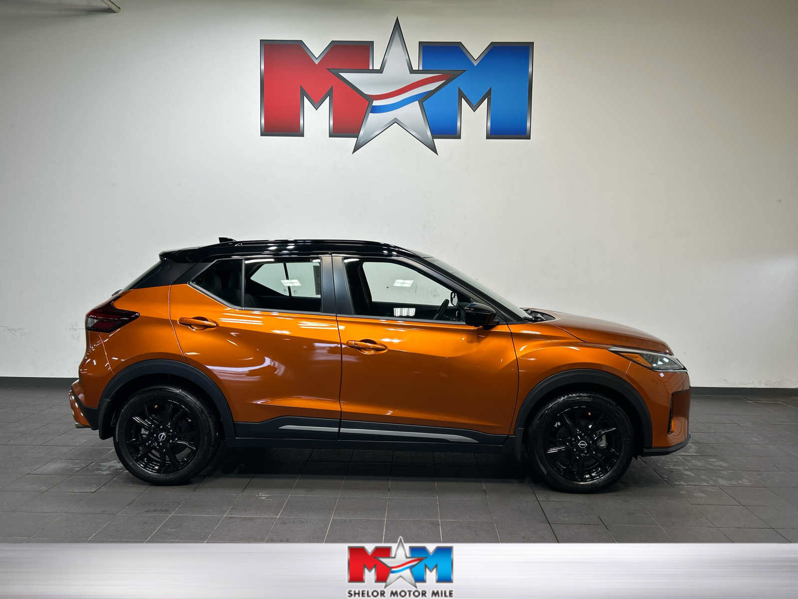 Used 2023 Nissan Kicks SR w/ SR Premium Package FWD image 1
